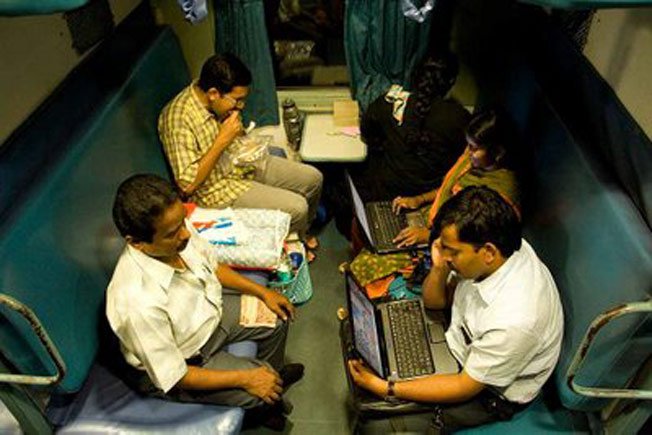 gadget users in train