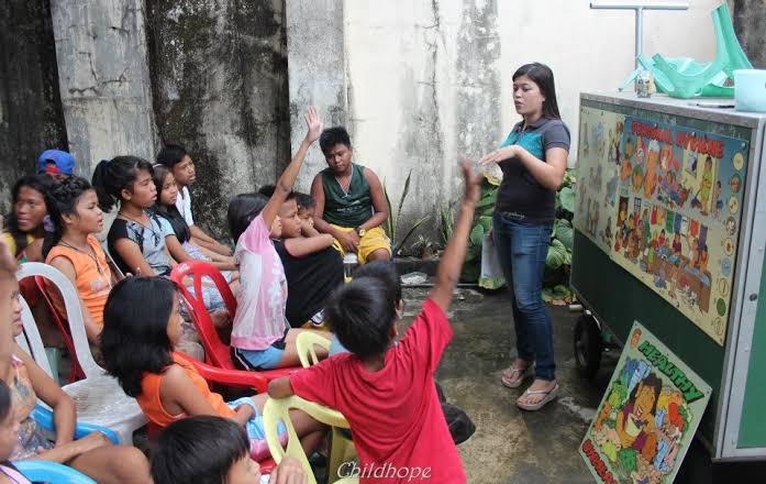 This Pre-School Teacher Goes Out of Her Way to Teach Street Children in Manila